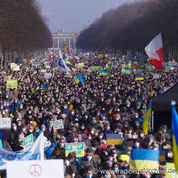 Mehr als Hunderttausend Menschen demonstrieren in Berlin - radioeuskirchen.de