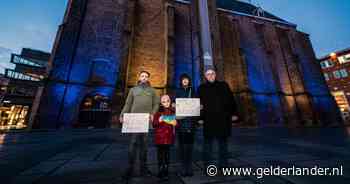 Mariënburgkapel kleurt geel-blauw: Nijmegen wil Oekraïners hart onder riem steken met lichtactie - De Gelderlander