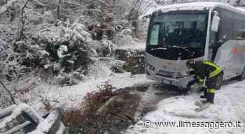 Neve, bus Tua finisce fuori strada. Alberi caduti a Silvi e Alba - ilmessaggero.it