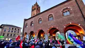 In tantissimi a Monza in piazza per l'Ucraina contro la guerra - MonzaToday