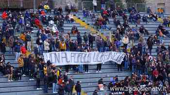 Striscione dei tifosi del Siena di solidarietà al popolo ucraino - RadioSienaTv