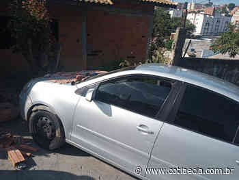 Carro desgovernado bate em muro de residência no centro de Cotia - Cotia e Cia