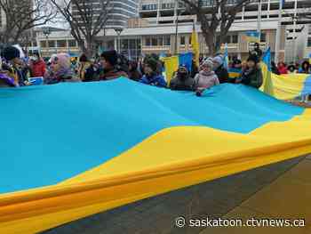 Hundreds rally outside Saskatoon City Hall to support Ukraine