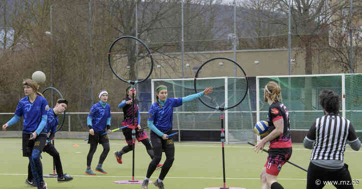 Heidelberg:  "Muggel-Quidditch" auf dem Rasenplatz