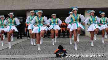 Marschgarde formiert sich vor dem Waldkraiburger Rathaus