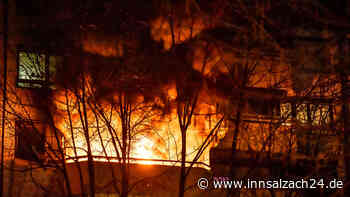 Flammen schlagen von Balkon – Großalarm in Burghausen