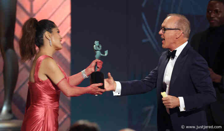 Michael Keaton Leaves Salma Hayek Hanging, Was in Bathroom During SAG Awards Win - Watch Video!