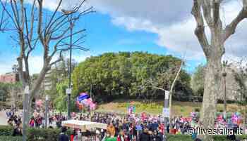 Villa Bellini, impazza il carnevale a Catania: maschere e coriandoli FOTO - Livesicilia.it