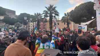 Catania dice "no" alla guerra, centinaia di persone in piazza Federico di Svevia - CataniaToday