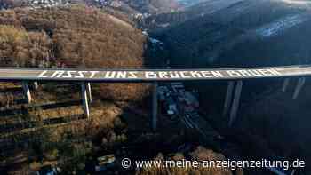 Friedensbotschaft auf gesperrter Autobahnbrücke