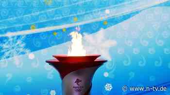 Winterspiele in Peking: Olympisches Feuer erreicht Chinesische Mauer mit Fackelträger Jackie Chan - n-tv NACHRICHTEN