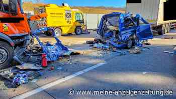 Tödlicher Unfall auf A8: Zwei Personen unter Lkw geschoben