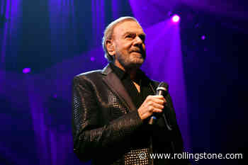 Neil Diamond Sells Songwriting, Recording Catalog to Universal Music Group