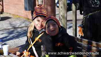 Fuchshexen in Bad Herrenalb: Kinder freuen sich: Siebenertrupps mit Bollerwagen unterwegs