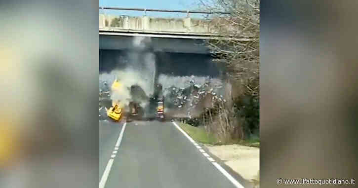 Bologna, camion contro cavalcavia: l’incidente ripreso da un automobilista. Si forma la coda: un motociclista si schianta e muore