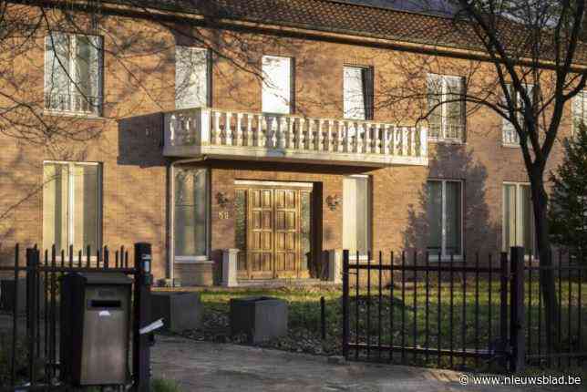 Lichaam van 14-jarige jongen lag al enkele weken in woning, buurt reageert geschokt: “Het waren vriendelijke mensen”