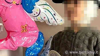 La bimba azzannata da un pitbull a Bari e tornata a casa: cappello e 'paletta', i doni della Polizia Locale - BariToday