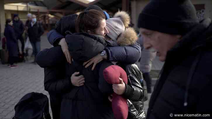 A la frontière entre la Pologne et l'Ukraine, le paradoxal chassé-croisé entre les réfugiés et les volontaires. Notre reportage