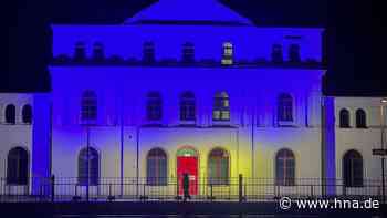 Zeichen der Solidarität: Inselgebäude am Bahnhof Bebra leuchtet in Farben der Ukraine - HNA.de
