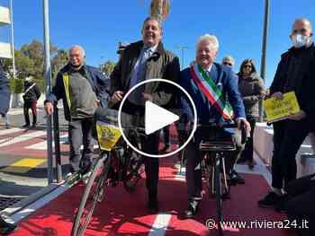 Ventimiglia, Scullino e Toti pedalano sulla nuova ciclabile: «Opera straordinaria» - Riviera24