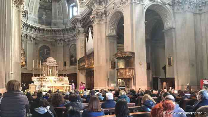 «Noi saremo sempre con te». Palloncini e folla di amici a Seriate per l'ultimo saluto a Mattia - L'Eco di Bergamo