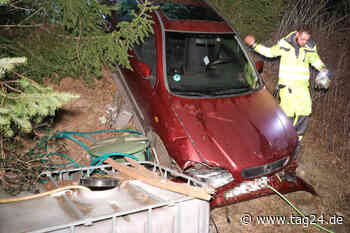 Betrunkener Opelfahrer brettert durch Grundstück und kracht Hang runter - TAG24