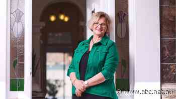 'I put it on Facebook and my phone just started ringing': Smaller cities boom as Sydney home prices start falling