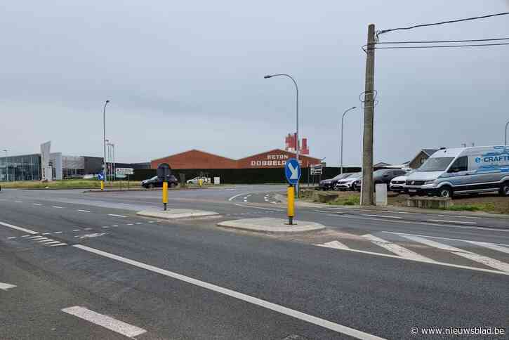 Gevaarlijk kruispunt langs Ruiseleedsesteenweg wordt aangepakt: “Knip voor wagens en nieuw kruispunt met verkeerslichten”