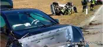 Frontale tra due auto e una vettura finisce rovesciata nel prato: i vigili del fuoco liberano una persona dalle lamiere - il Dolomiti