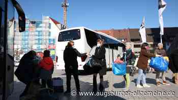 Busse voller Spenden für die Ukraine: Hilfsgüter türmen sich vor dem Ulmer Münster