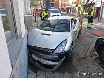 Autobestuurder (30) richt ravage aan in centrum Herentals, rijdt tenslotte tegen woning - Nnieuws.be