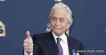 Michael Douglas betuigt steun aan Oekraïne met blauw-geel pochet - MSN