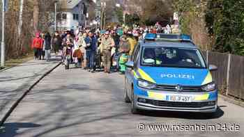 Mit Kostümen gegen die Corona-Politik: 250 Menschen ziehen unangemeldet durch Bad Aibling