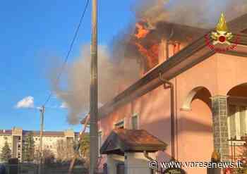 In fiamme il tetto di una villetta a Gallarate, in campo 16 Vigili del fuoco - varesenews.it