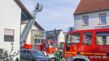 Mutter und zwei Kinder sterben bei Feuer in Wohnhaus - Helfer schwer verletzt, weiteres Kind vermisst