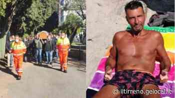 Una folla in lacrime per l’addio a Marco, morto a 55 anni investito nel cantiere - Foto - Il Tirreno