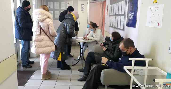 In coda per donare il sangue sfidando i missili russi: “L’esercito si sta comportando in modo eroico, dobbiamo aiutare soldati e civili”