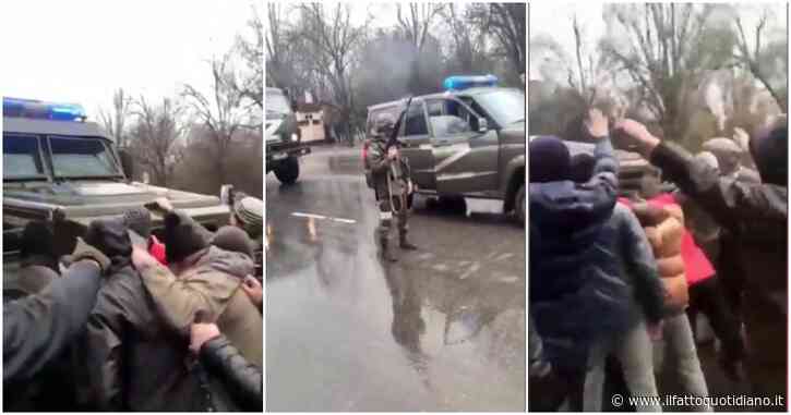 Guerra Russia-Ucraina, i cittadini di Melitopol sbarrano la strada a una colonna di mezzi militari di Mosca – Video