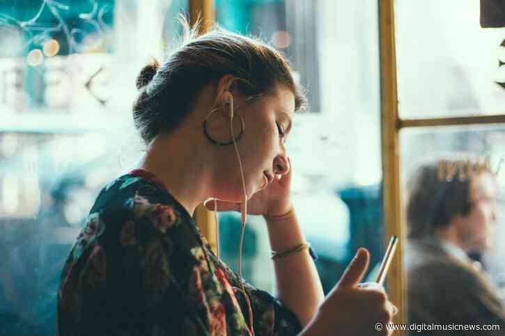 Despite Controversy, Spotify Podcast Growth is Accelerating as Apple Flatlines