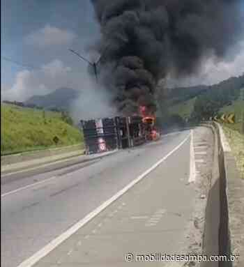 Carreta tomba, pega fogo e bloqueia rodovia Fernão Dias em Camanducaia - Mobilidade Sampa