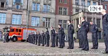 Feuerwehr Kiel: 26 Anwärter auf dem Rathausplatz vereidigt - Kieler Nachrichten