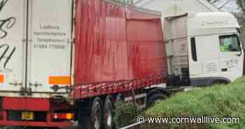 Lorry becomes stuck and blocks traffic on Cornish lane - Cornwall Live
