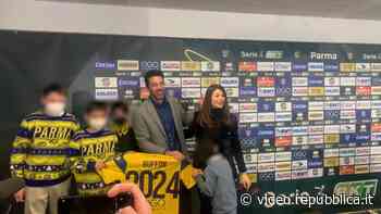 Buffon rinnova con il Parma, foto di famiglia: 'I miei figli sono tifosi 'parmisti'' - Repubblica TV