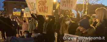 Presidio ad Arcore: in 200 con cartelli e bandiere della pace per dire no alla guerra in Ucraina - Il Cittadino di Monza e Brianza