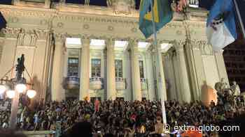 Bloco interrompe circulação do VLT na Zona Portuária e ocupa escada do Palácio Tiradentes - Extra