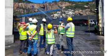 PÓ PRETO: Ministério Público vistoria Porto de Imbituba e apura possível poluição por coque de petróleo; Promotora vai aguardar relatório - Portal AHora