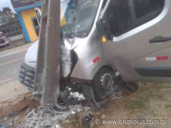 Veículo com dez pessoas colide em poste em Imbituba - Engeplus.com.br