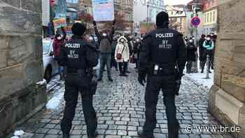 Gegner der Corona-Maßnahmen protestieren in Ansbach - br.de