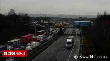 M6: Man dies in three-vehicle Warwickshire crash