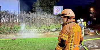 Hemmingen: Feuerwehr löscht brennende Hecke Heisterkamp/Deveser Straße - HAZ